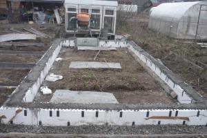 Selecting and installing a foundation for a greenhouse Do-it-yourself concrete foundation for a greenhouse