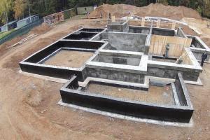What brand of concrete is needed to pour the foundation for a wooden house?